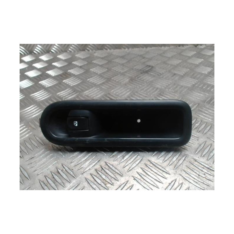 Interrupteur de leve vitre avant droit RENAULT TWINGO 2 PHASE 1 d’occasion