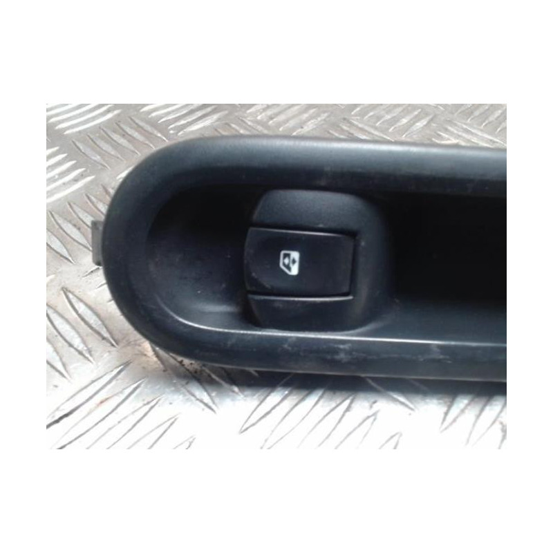 Interrupteur de leve vitre avant droit RENAULT TWINGO 2 PHASE 1 d’occasion