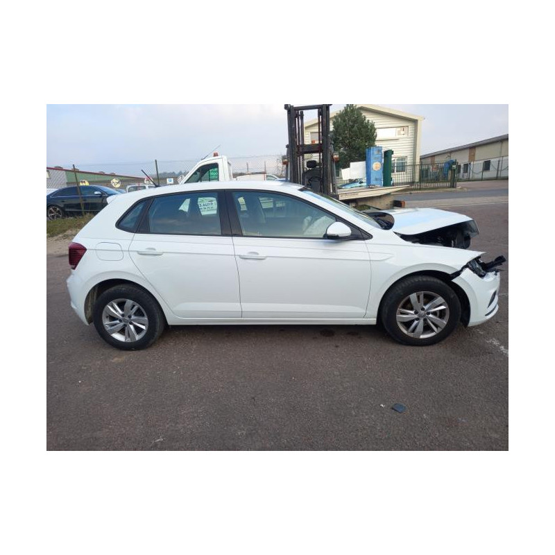Enjoliveur de phare droit VOLKSWAGEN POLO 6 PHASE 1 d’occasion