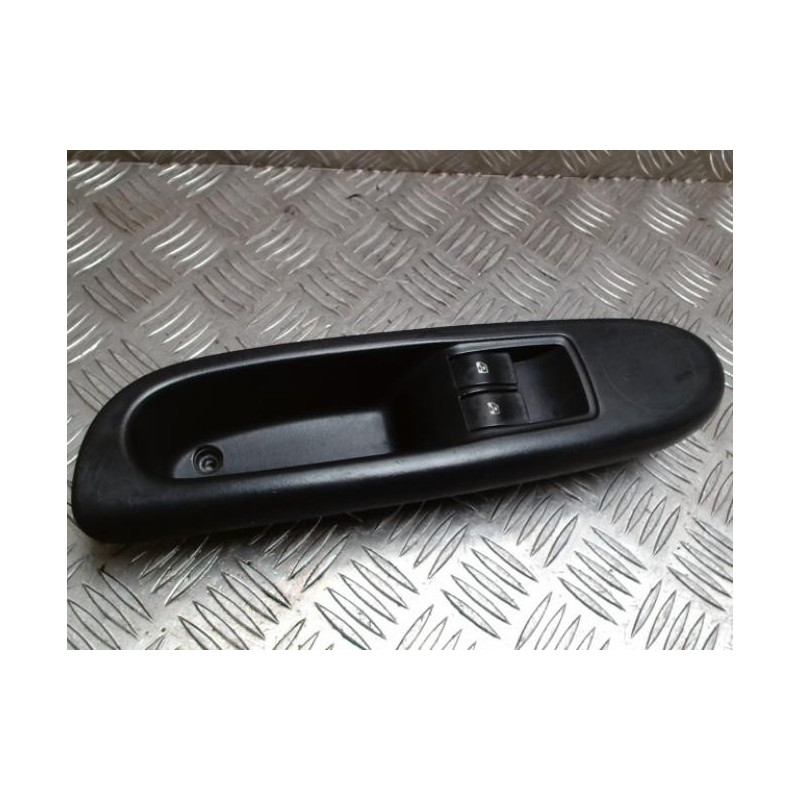 Interrupteur de leve vitre avant gauche RENAULT CLIO 2 PHASE 2 d’occasion