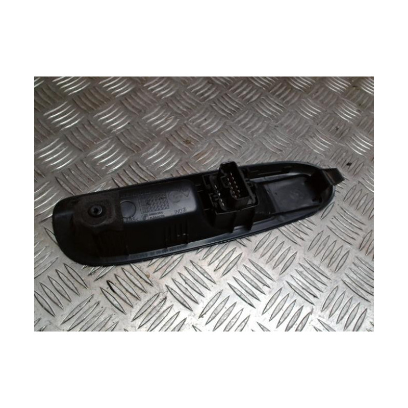 Interrupteur de leve vitre avant gauche RENAULT CLIO 2 PHASE 2 d’occasion