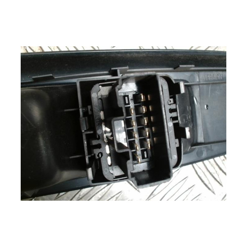 Interrupteur de leve vitre avant gauche RENAULT CLIO 2 PHASE 2 d’occasion
