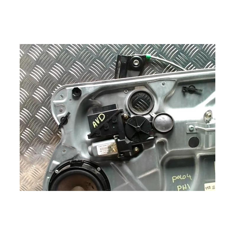 Leve vitre electrique avant droit VOLKSWAGEN POLO 4 PHASE 1 d’occasion