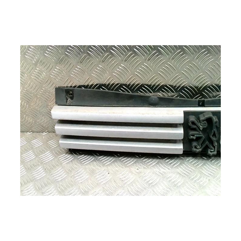 Calandre PEUGEOT 205 PHASE 2 d’occasion