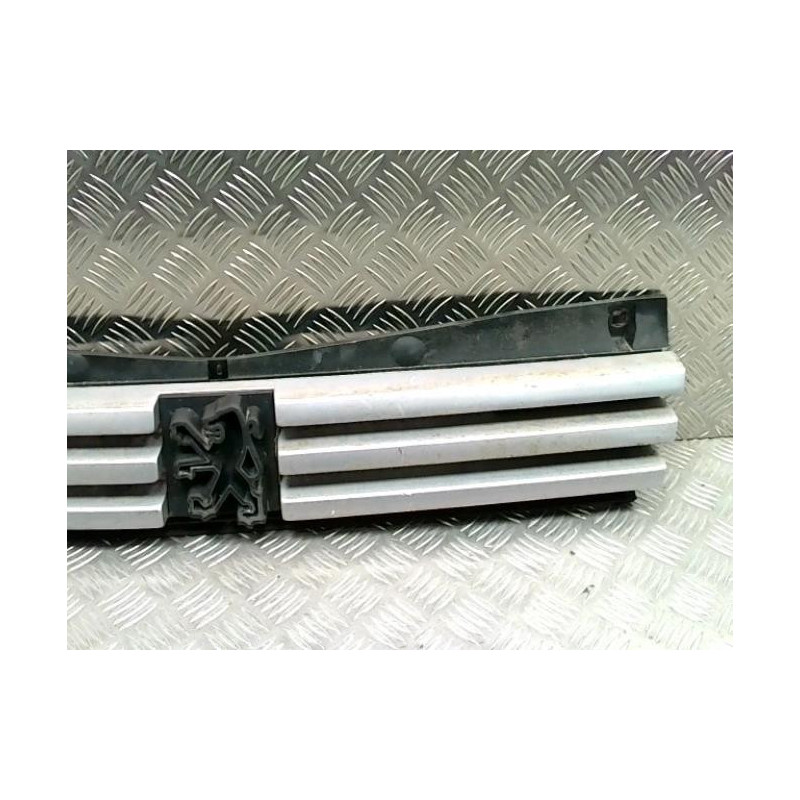 Calandre PEUGEOT 205 PHASE 2 d’occasion