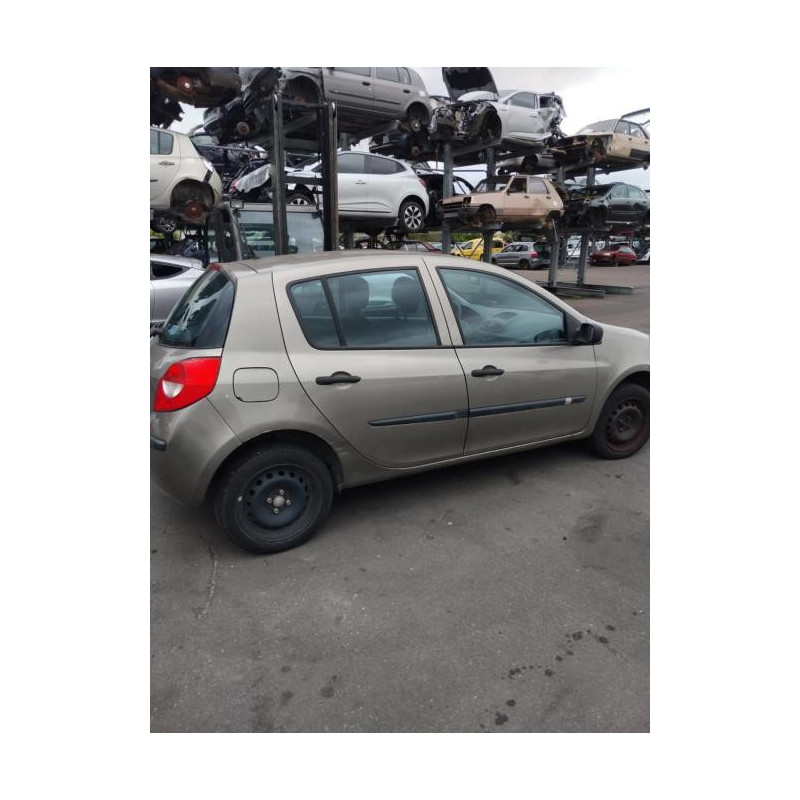 Pare boue avant gauche RENAULT CLIO 3 PHASE 1 d’occasion
