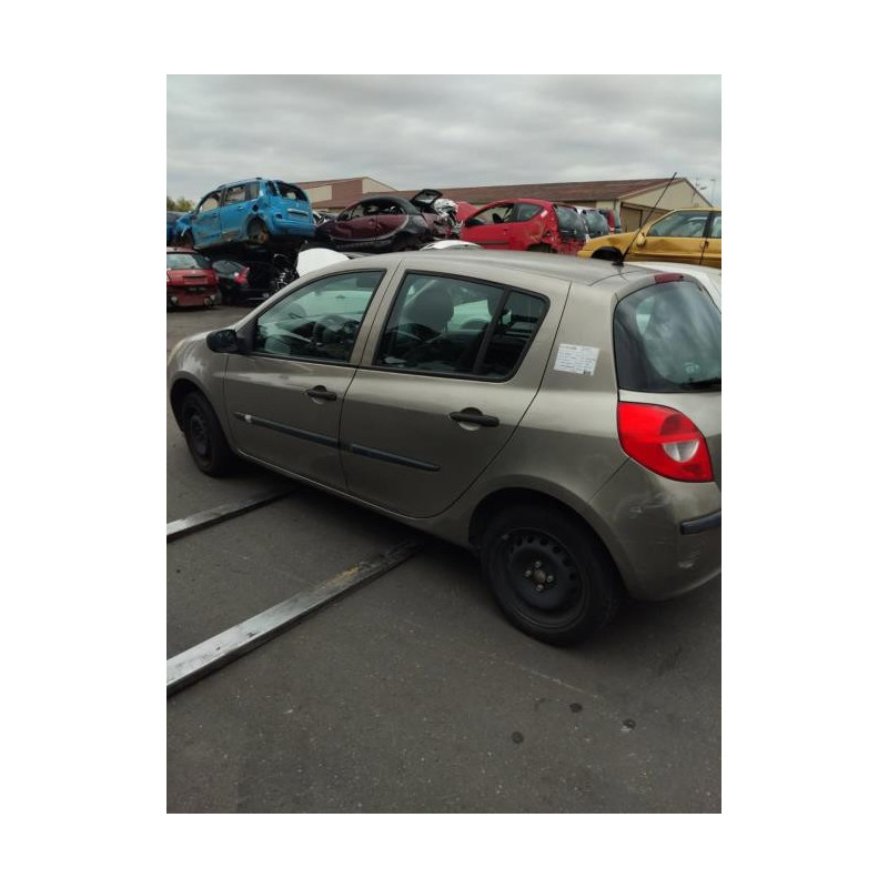 Pare boue avant gauche RENAULT CLIO 3 PHASE 1 d’occasion