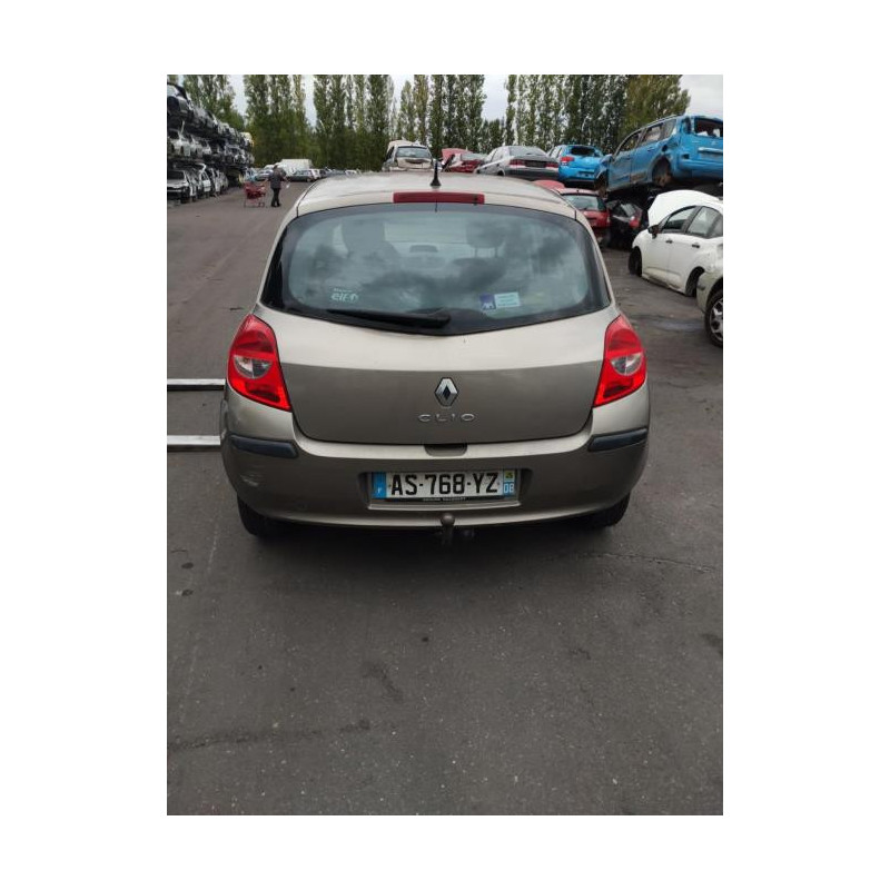 Pare boue avant gauche RENAULT CLIO 3 PHASE 1 d’occasion