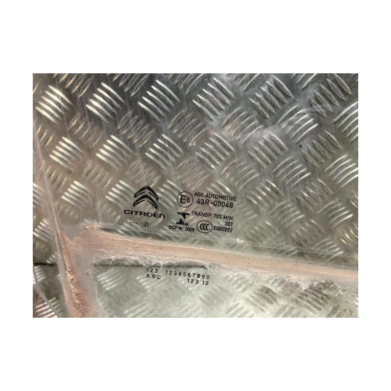 Vitre avant droit CITROEN C3 3 PHASE 2 d’occasion