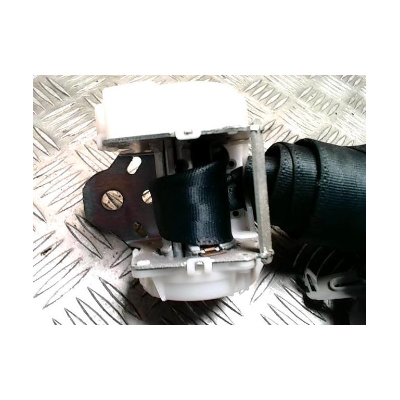 Ceinture arriere centrale TOYOTA YARIS 2 PHASE 1 d’occasion