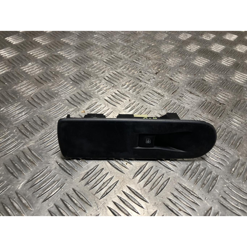 Interrupteur de leve vitre avant droit RENAULT CLIO 4 PHASE 1 d’occasion