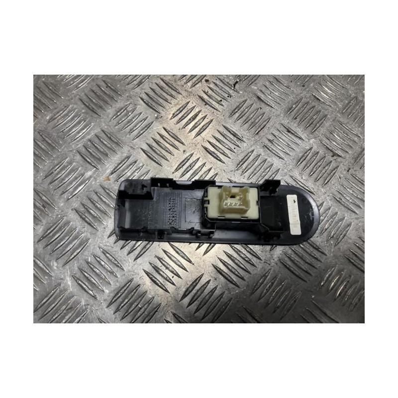 Interrupteur de leve vitre avant droit RENAULT CLIO 4 PHASE 1 d’occasion