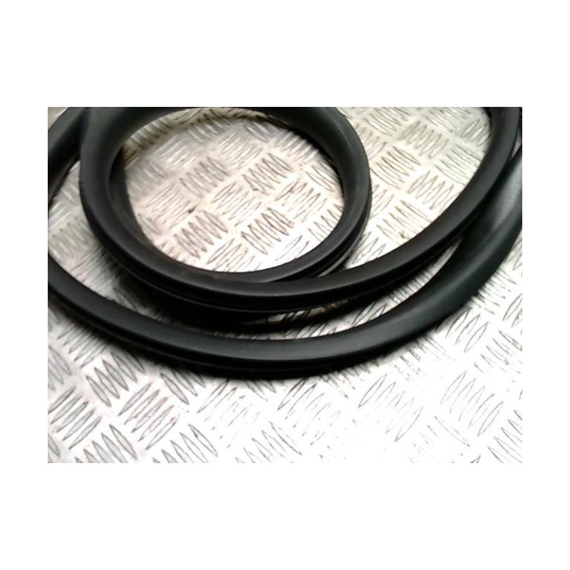 Joint de porte arriere droite RENAULT CLIO 4 PHASE 1 d’occasion