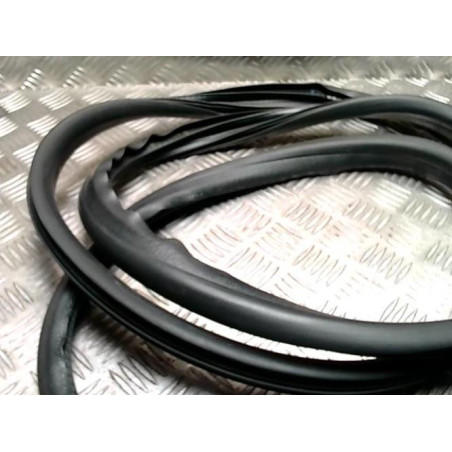 Joint de porte avant droite RENAULT CLIO 4 PHASE 1 d’occasion