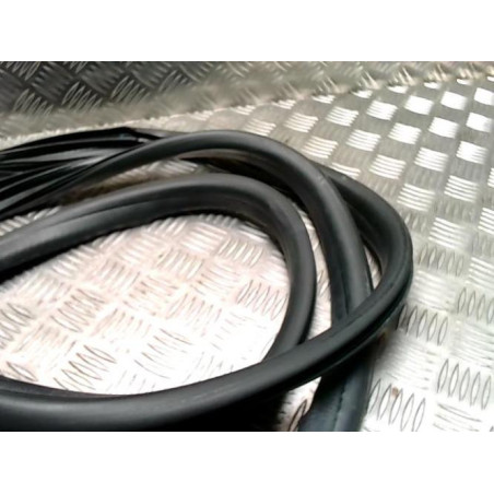 Joint de porte avant droite RENAULT CLIO 4 PHASE 1 d’occasion