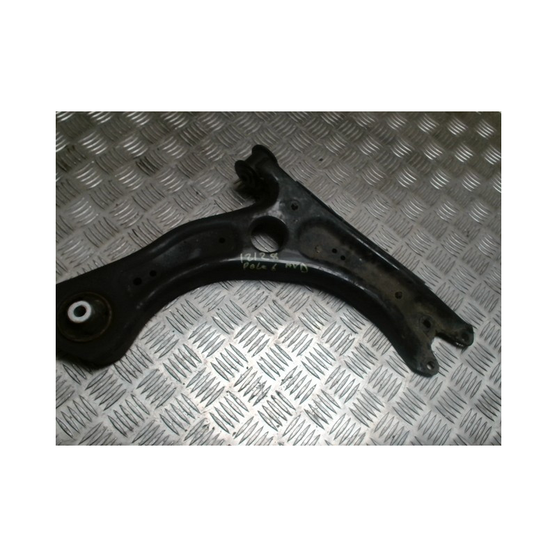 Triangle avant droit VOLKSWAGEN POLO 6 PHASE 1 d’occasion