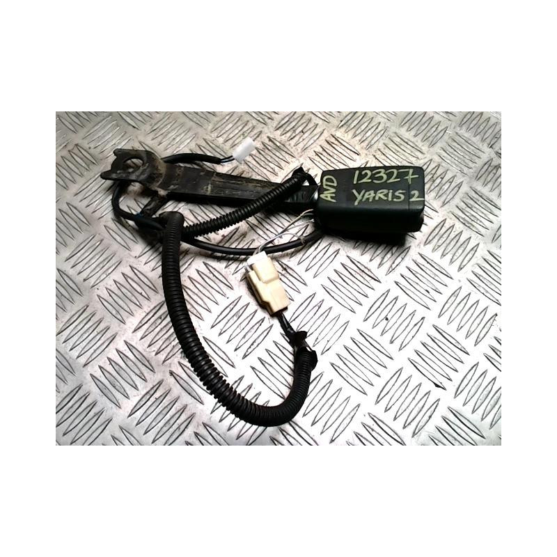 Attache ceinture avant droit TOYOTA YARIS 2 PHASE 1 d’occasion