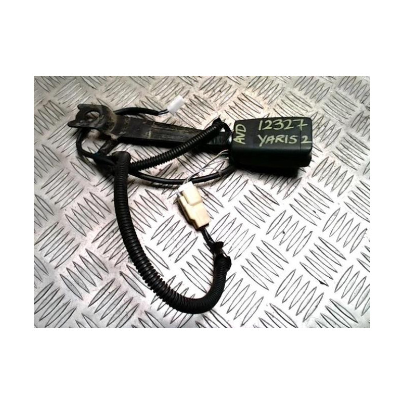 Attache ceinture avant droit TOYOTA YARIS 2 PHASE 1 d’occasion