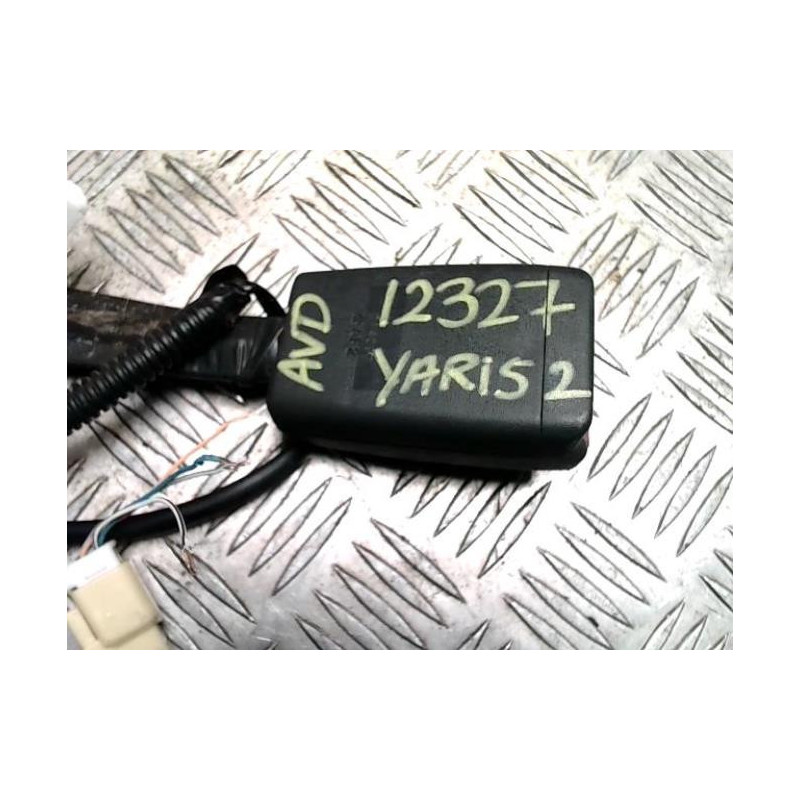 Attache ceinture avant droit TOYOTA YARIS 2 PHASE 1 d’occasion