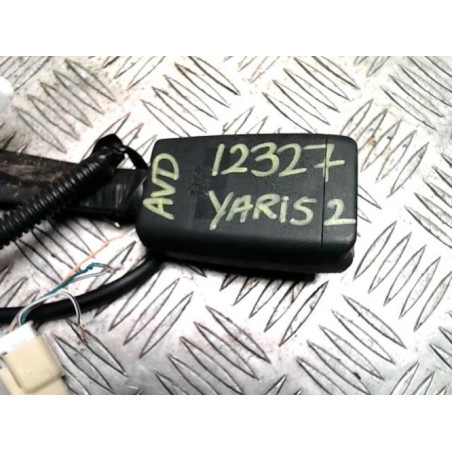 Attache ceinture avant droit TOYOTA YARIS 2 PHASE 1 d’occasion