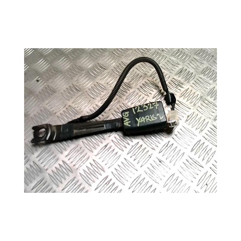 Attache ceinture avant gauche TOYOTA YARIS 2 PHASE 1 d’occasion