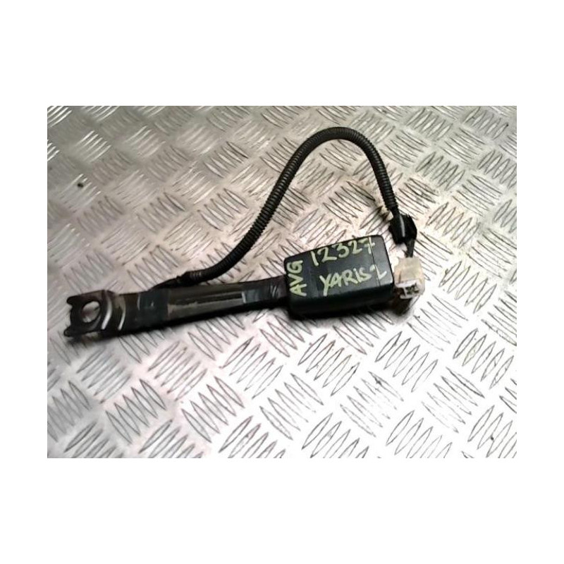 Attache ceinture avant gauche TOYOTA YARIS 2 PHASE 1 d’occasion