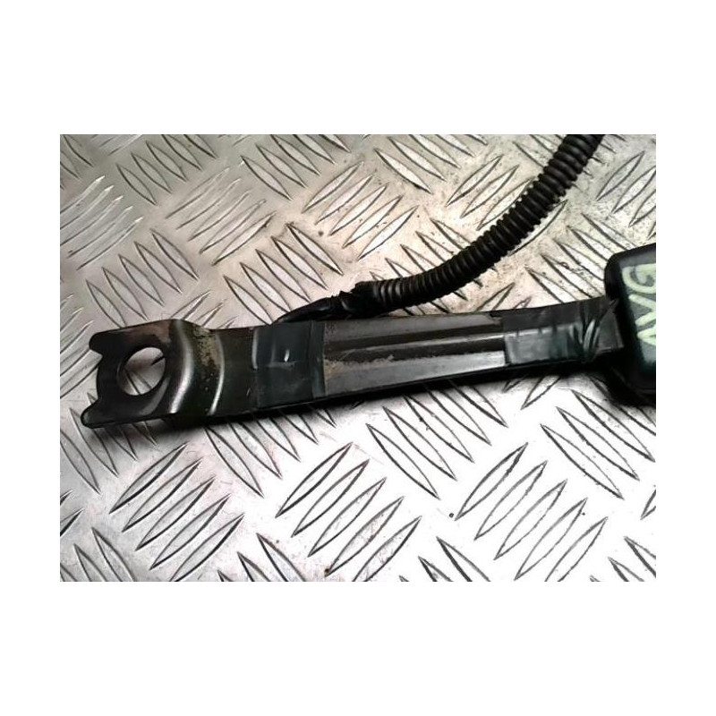 Attache ceinture avant gauche TOYOTA YARIS 2 PHASE 1 d’occasion