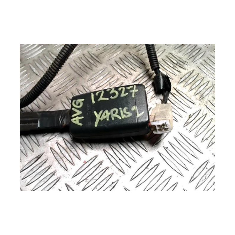 Attache ceinture avant gauche TOYOTA YARIS 2 PHASE 1 d’occasion