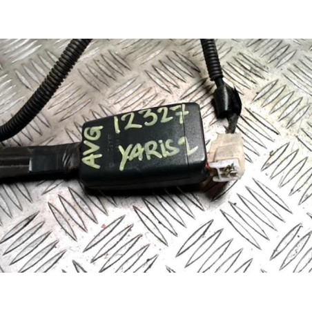 Attache ceinture avant gauche TOYOTA YARIS 2 PHASE 1 d’occasion
