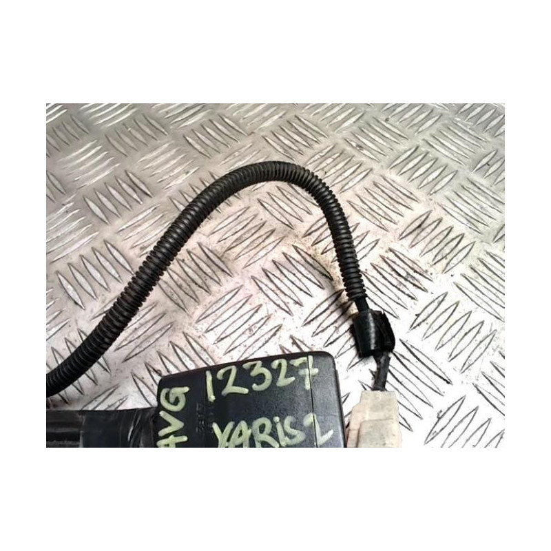 Attache ceinture avant gauche TOYOTA YARIS 2 PHASE 1 d’occasion