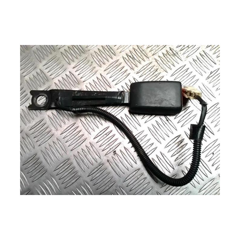 Attache ceinture avant gauche TOYOTA YARIS 2 PHASE 1 d’occasion