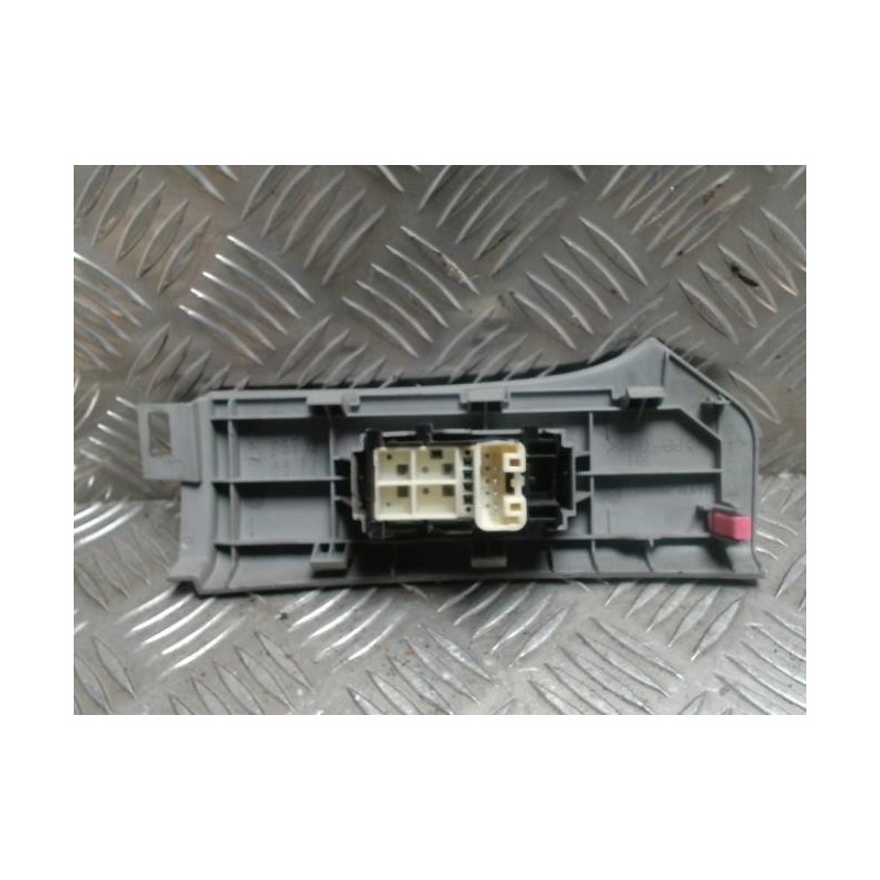 Interrupteur de leve vitre avant droit TOYOTA YARIS 2 PHASE 1 d’occasion