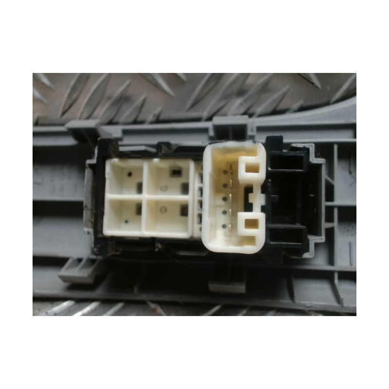 Interrupteur de leve vitre avant droit TOYOTA YARIS 2 PHASE 1 d’occasion