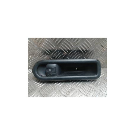 Interrupteur de leve vitre avant droit RENAULT TWINGO 2 PHASE 1 d’occasion