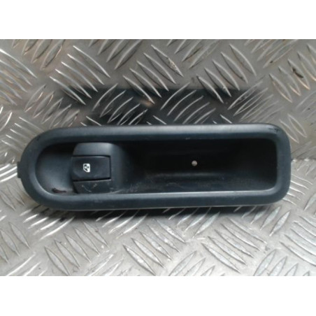 Interrupteur de leve vitre avant droit RENAULT TWINGO 2 PHASE 1 d’occasion