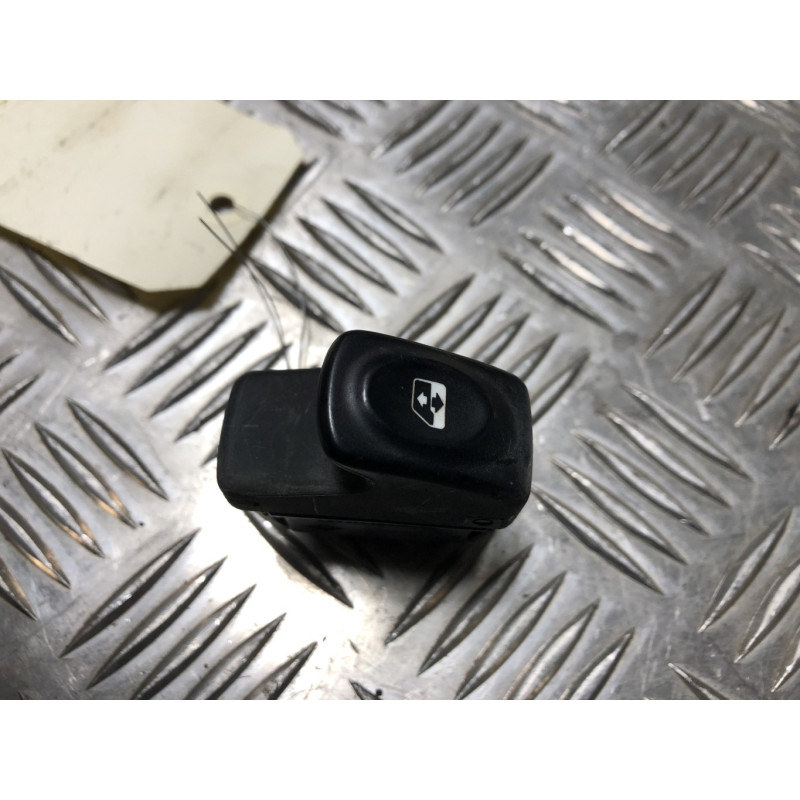 Interrupteur de leve vitre avant droit RENAULT KANGOO 1 PHASE 2 d’occasion