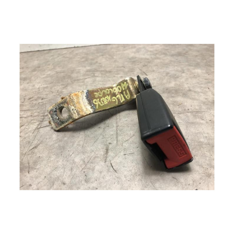 Attache ceinture arriere gauche PEUGEOT 406 COUPE d’occasion