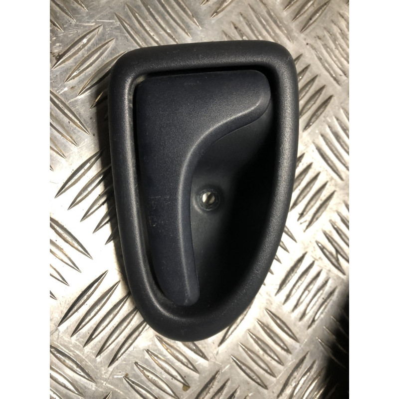 Poignee interieur avant gauche RENAULT CLIO 2 PHASE 1 d’occasion