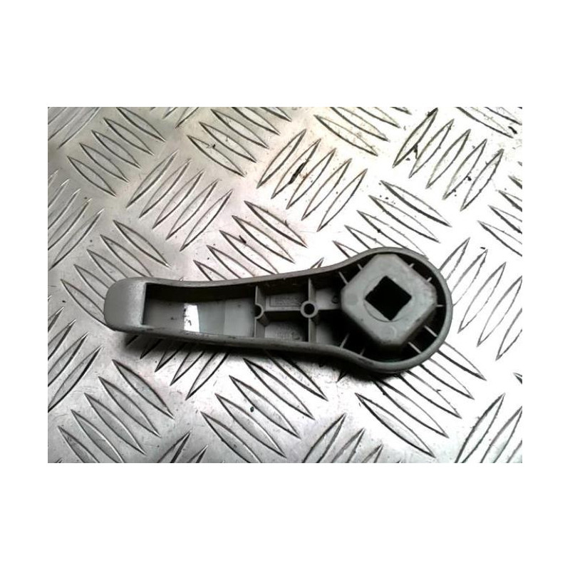 Manivelle de leve vitre RENAULT TWINGO 1 PHASE 3 d’occasion