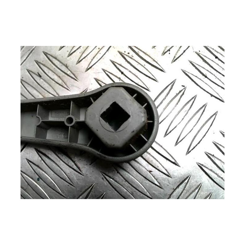 Manivelle de leve vitre RENAULT TWINGO 1 PHASE 3 d’occasion