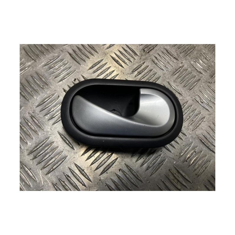 Poignee interieur arriere droit RENAULT CLIO 3 PHASE 1 d’occasion