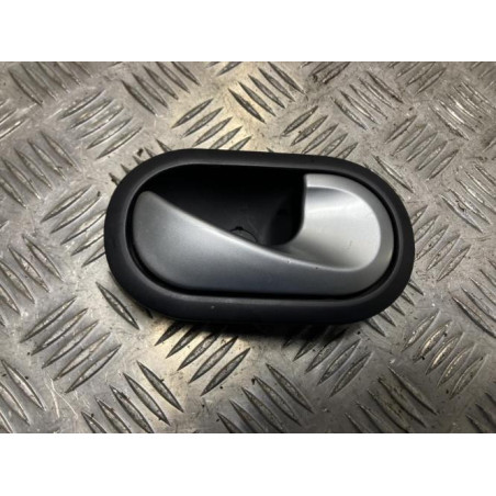 Poignee interieur arriere droit RENAULT CLIO 3 PHASE 1 d’occasion