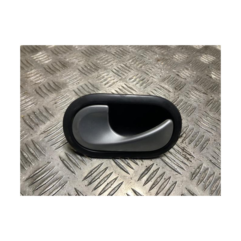 Poignee interieur avant gauche RENAULT CLIO 3 PHASE 1 d’occasion