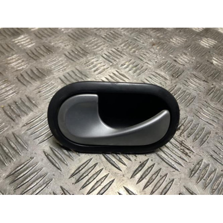 Poignee interieur avant gauche RENAULT CLIO 3 PHASE 1 d’occasion