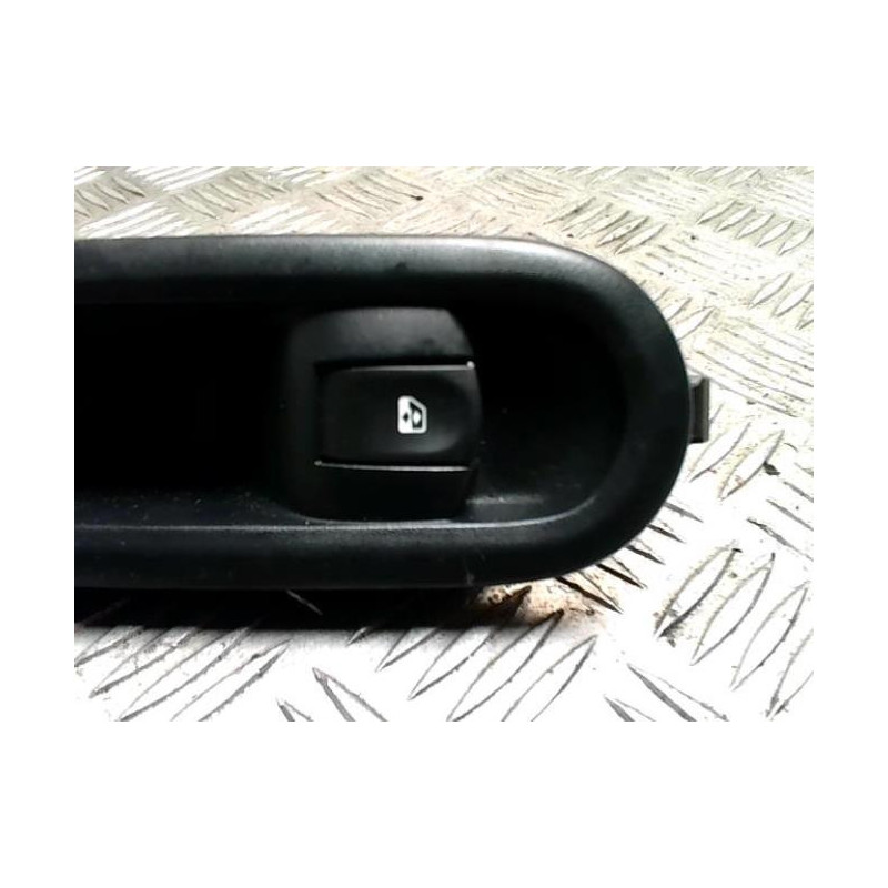 Interrupteur de leve vitre avant droit RENAULT TWINGO 2 PHASE 2 d’occasion