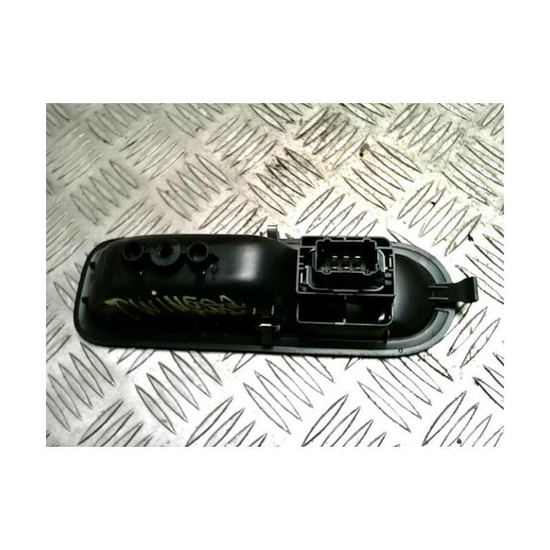 Interrupteur de leve vitre avant droit RENAULT TWINGO 2 PHASE 2 d’occasion