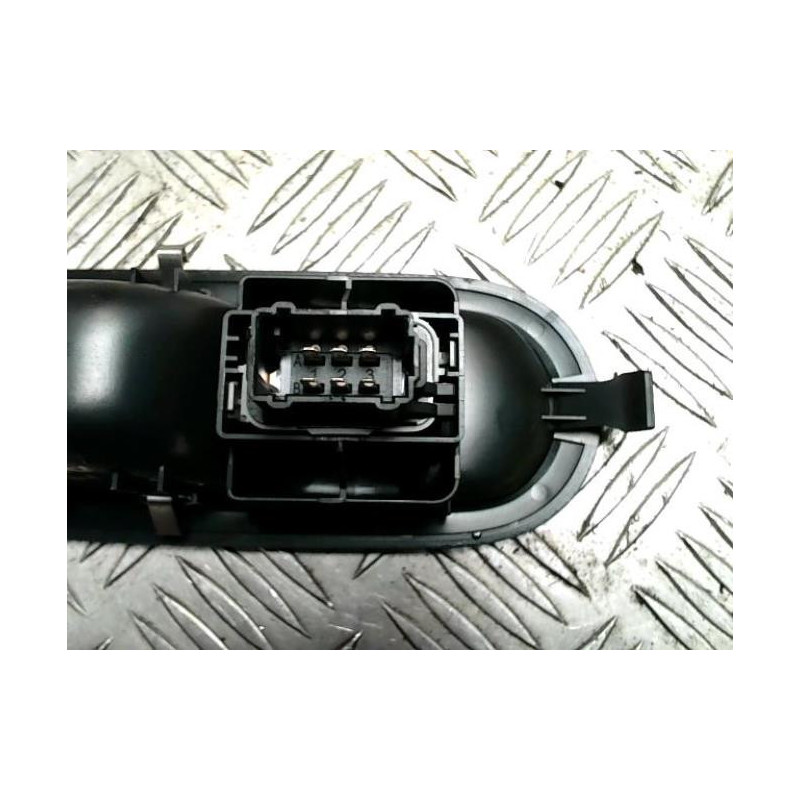 Interrupteur de leve vitre avant droit RENAULT TWINGO 2 PHASE 2 d’occasion