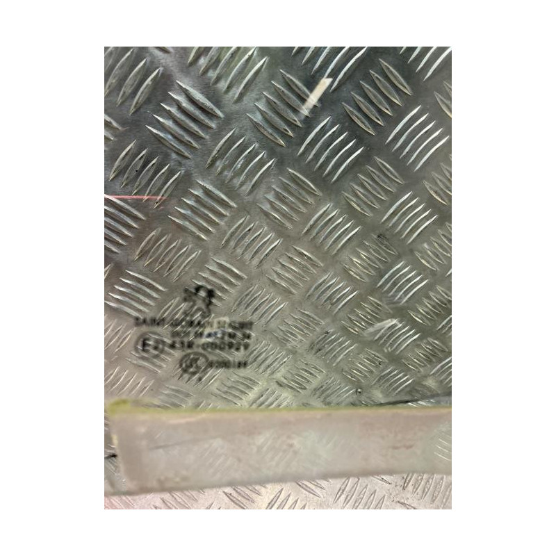 Vitre avant droit SUZUKI BALENO 2 d’occasion