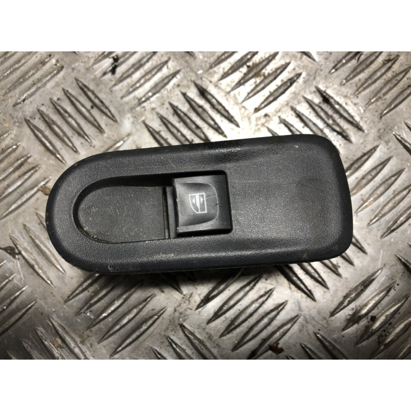 Interrupteur de leve vitre arriere droit DACIA DUSTER 1 PHASE 2 d’occasion