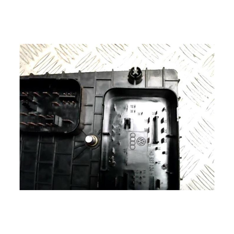 Porte fusible VOLKSWAGEN GOLF 5 d’occasion